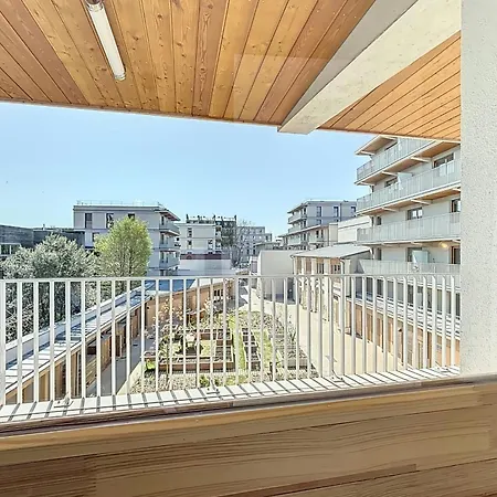 Large Modern With Rooftop *