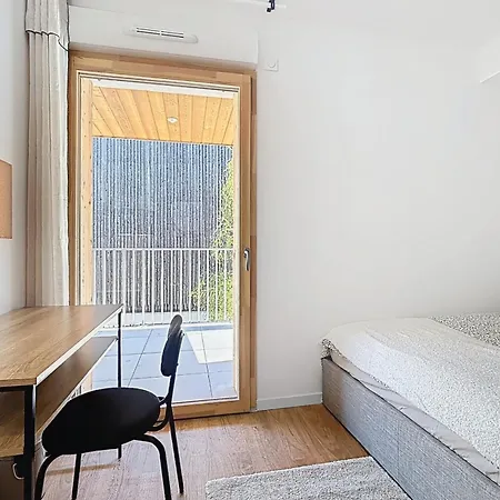 Large Modern With Rooftop Apartment *