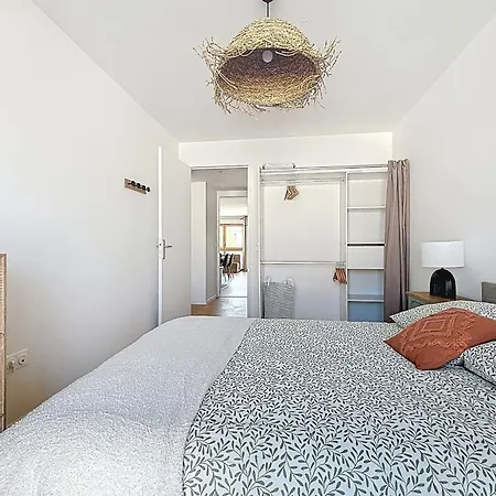 Large Modern With Rooftop Apartament