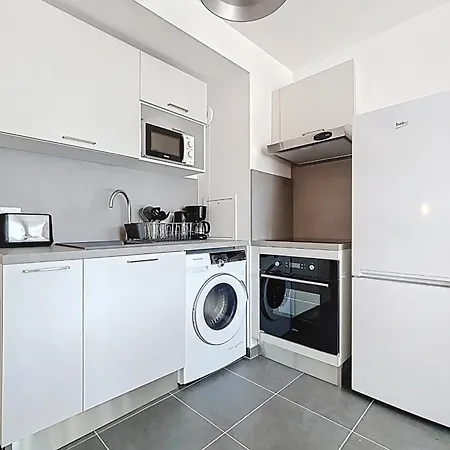 Large Modern With Rooftop Apartment *